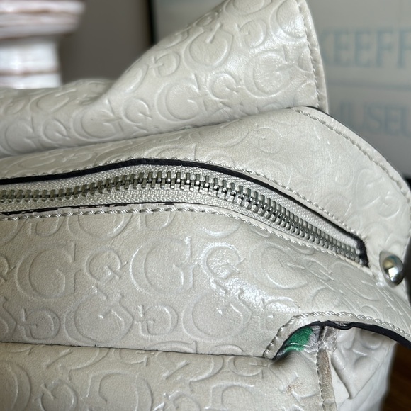Large GUESS Bag - Picture 8 of 15